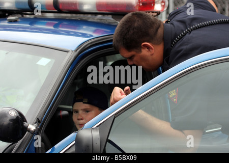 Die Wisconsin State Patrol Officer, Gespräch mit einem jungen in das Fahrzeug bei Menomonee Falls Feuer und Polizei-Abteilung Sicherheit Fair Stockfoto