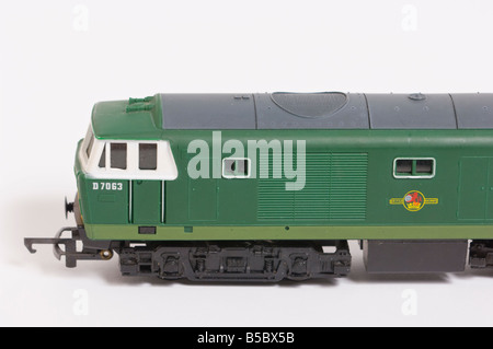 Nahaufnahme von einem Hornby Diesel Hymek Modellbahn in grüner Lackierung vor einem weißen Hintergrund (Ausschneiden) in einem Studio gedreht Stockfoto