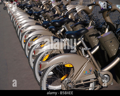 Velib Freiheit Fahrräder im Hotel de Ville Paris. Das Schema wird von Mairie de Paris unterstützt. Stockfoto