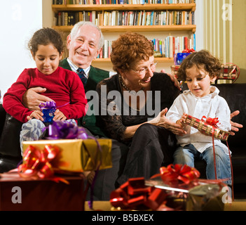 Großeltern-Enkel und Geschenke Stockfoto