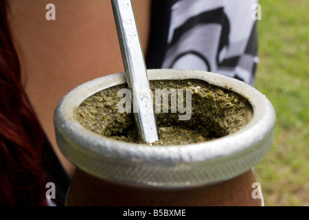 Ein junges Mädchen in Argentinien bereitet und trinkt Mate im trendigen Stadtteil Recoleta, Buenos Aires, Argentinien Stockfoto