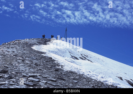 Wanderer nähern sich dem Gipfel des Chacaltaya, Teil des zurücktretenden Gletschers auf der rechten Seite, Cordillera Real, Bolivien Stockfoto