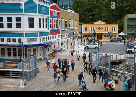 Kreuzfahrtpassagiere kehren von Ausflügen und Einkaufsmöglichkeiten in Juneau Alaska zurück zum Schiff Stockfoto