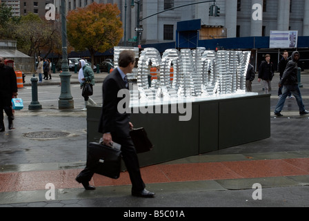 Eine Eisskulptur der Wort-Wirtschaft unter dem Titel Main Street Meltdown schmilzt in Foley Square in New York Stockfoto