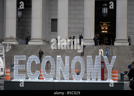 Eine Eisskulptur der Wort-Wirtschaft unter dem Titel Main Street Meltdown schmilzt in Foley Square in New York Stockfoto