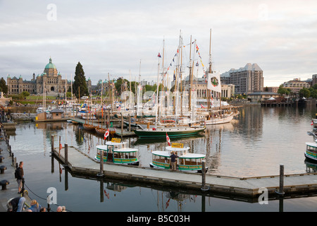 Große Schiffe in Victorias Inner Harbor während jährliche festival Stockfoto