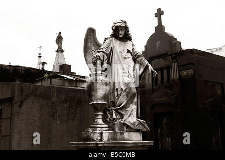 Eine Statue eines geflügelten Engels in Recoleta Friedhof Cementerio de Recoleta im Recoleta in Buenos Aires Argentinien Stockfoto