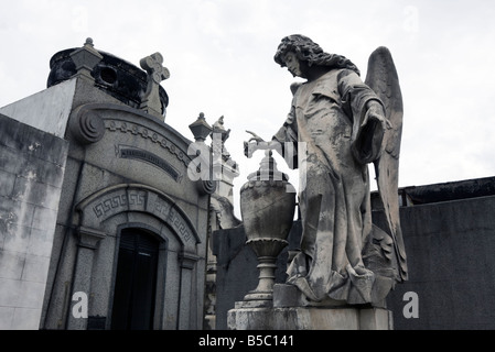 Eine Statue eines geflügelten Engels in Recoleta Friedhof Cementerio de Recoleta im Recoleta in Buenos Aires Argentinien Stockfoto