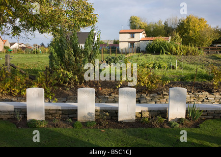 Ackerland und Kopf Steinen von britischen und Commonwealth-Soldaten getötet in Endphase des 1. Weltkrieges auf Vis-En-Artois Krieg Grab Friedhof Stockfoto