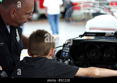 Ein kleiner Junge auf einem Polizeimotorrad in Menomonee Falls Feuer und Polizei-Abteilung Sicherheit Fair Stockfoto