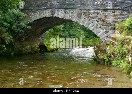 Steinerne Brücke in Elterwater, englischen Lake District, Cumbria Stockfoto