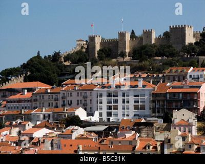 Blick über Lissabon von Elevador Santa Justa (Do Carmo), Baixa mit Castelo Sao Jorge oben, Lissabon, Portugal Stockfoto