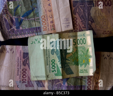 CFA-Francs benutzte Banknoten in Senegal Stockfoto