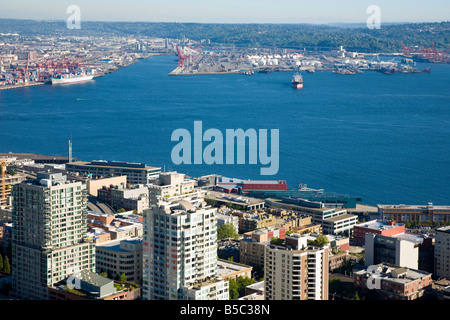 Luftbild von Elliot Bay, downtown Seattle und Wasser von der Space Needle Stockfoto