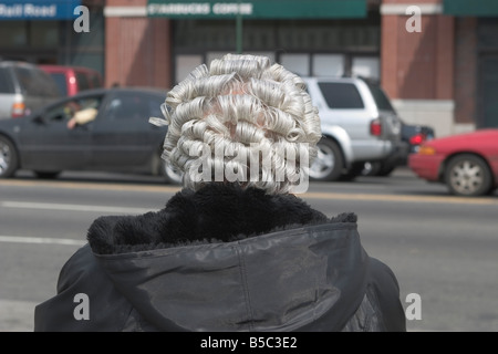 Frau s Frisur an einer Bushaltestelle in Flatbush Avenue in Brooklyn New York Stockfoto