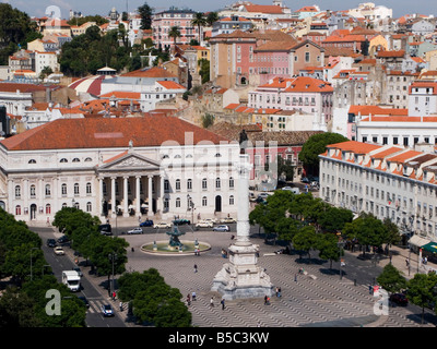 Ansicht des Teatro Nacional Dona Maria II und Rossio (Praça Dom Pedro IV) aus der Elevador de Santa Justa, Baixa, Lissabon, Portugal Stockfoto