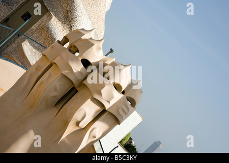 Das Wahrzeichen von Antoni Gaudi, die Schornsteine von Casa Mila La Pedrera Barcelona Katalonien Spanien Stockfoto