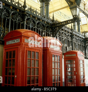 UK England London Smithfield Market seltene Kombination von K2 und K6 Telefonzellen Stockfoto