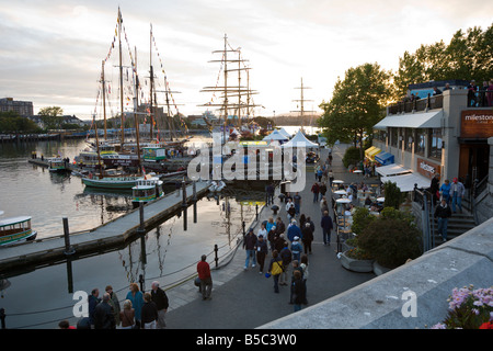Große Schiffe in Victorias Inner Harbor während jährliche festival Stockfoto