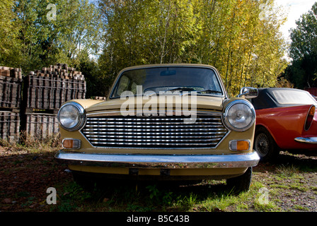 Alten antiken Austin Auto sitzen in einem Schweizer Schrottplatz Autofriedhof Gurbetal Schweiz Stockfoto