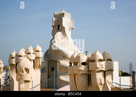 Das Wahrzeichen von Antoni Gaudi, die Schornsteine von Casa Mila La Pedrera Barcelona Katalonien Spanien Stockfoto