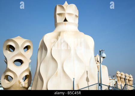 Das Wahrzeichen von Antoni Gaudi, die Schornsteine von Casa Mila La Pedrera Barcelona Katalonien Spanien Stockfoto