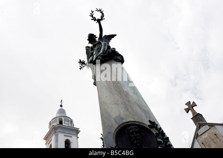 Statuen und der weiße Turm der Kirche genannt Basilika Nuestra Señora del Pilar in Recoleta Friedhof Buenos Aires Stockfoto