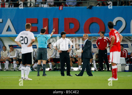 Deutsche Trainer Joachim Low (c) wird aus einem Gruppenspiel der UEFA Euro 2008 gegen Österreich ausgeworfen. Stockfoto