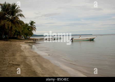 PLAYA AGUA ARENA MAR PAZ CALMADO CALLADO SERENO NATURALEZA ABIERTO COSTA PARAISO ABURRIDO ALLEIN EINSAMKEIT EINSAMER URLAUB REISE ESCAPAR VISTA BOTE 1 Stockfoto