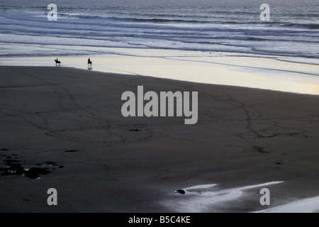 zwei Fahrer auf einsamen Cornish Strand Stockfoto