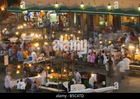 Eine Luftaufnahme der komprimierten Perspektive des open Airs "Restaurants" am Djemaa El Fna mit langsamen Verschlusszeit für Motion blur. Stockfoto