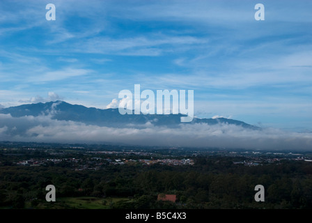 CIELO AZUL NUBES MONTANAS AFUERA CIUDAD URBANO NATURALEZA POBLACION SERENO CALLADO PAZ ARRIBA HERMOSO BELLO LINDO HERMOSURA ASOMBROSO TRANQUILO ALTO Stockfoto