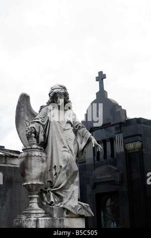 Eine Statue eines geflügelten Engels in Recoleta Friedhof Cementerio de Recoleta im Recoleta in Buenos Aires Argentinien Stockfoto