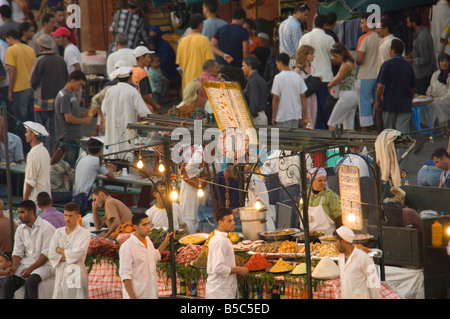 Eine Luftaufnahme von komprimierten Perspektive des open Airs "Restaurants" am Djemaa El Fna in Marrakesch. Stockfoto