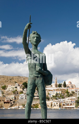 Statue am malerischen Hafen von Yialos, auf der Insel Symi, Griechenland Stockfoto