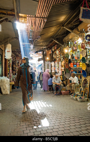 Ein Blick der Menschen vor Ort Einkaufen in den engen Gassen des Bereichs Souk in Marrakesch. Stockfoto