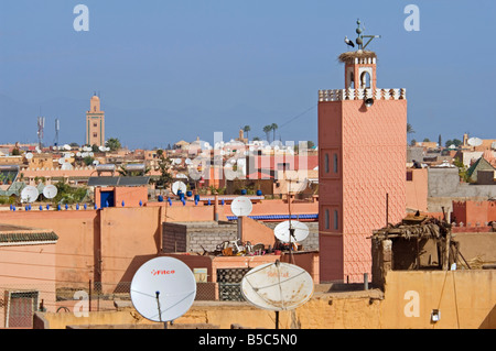 Ein Dach Top Stadtbild von der Spitze eines Shops im Bereich der Souks in Marrakesch Riad Laarous genommen. Stockfoto