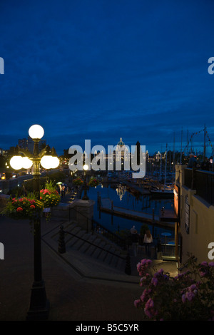 Große Schiffe füllen den Hafen bei Sonnenuntergang während des Tall Ships Festivals in Victoria, British Columbia Stockfoto