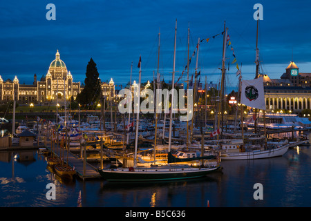 Große Schiffe füllen den Hafen bei Sonnenuntergang während des Tall Ships Festivals in Victoria, British Columbia Stockfoto