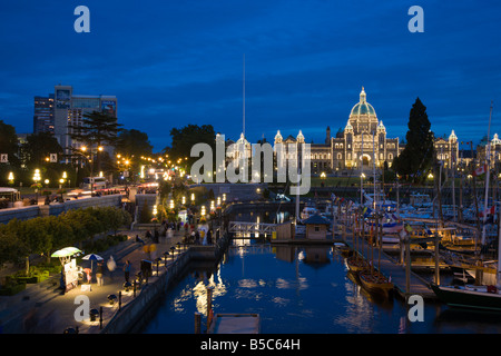 Große Schiffe füllen den Hafen bei Sonnenuntergang während des Tall Ships Festivals in Victoria, British Columbia Stockfoto