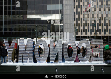 Eine Eisskulptur der Wort-Wirtschaft unter dem Titel Main Street Meltdown schmilzt in Foley Square in New York Stockfoto