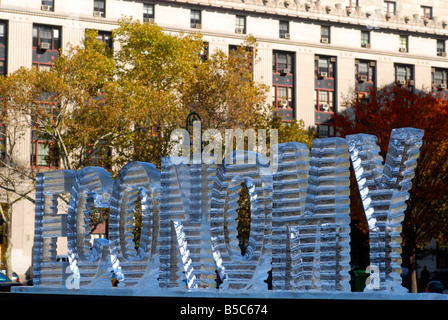 Eine Eisskulptur der Wort-Wirtschaft unter dem Titel Main Street Meltdown schmilzt in Foley Square in New York Stockfoto