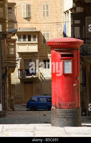 Einen hellen roten Briefkasten in 'Old Bakery Street", Valletta, Malta. Stockfoto