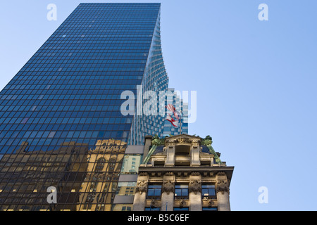 Alt- und Neubau mit Reflexionen in New York City. USA Stockfoto