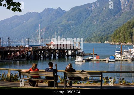 Menschen auf Bank anzeigen Horseshoe Bay, British Columbia, Kanada Stockfoto