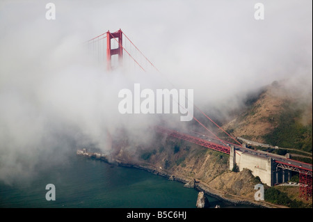 Antenne über Marin county Seite der Golden Gate Brücke im Nebel Stockfoto