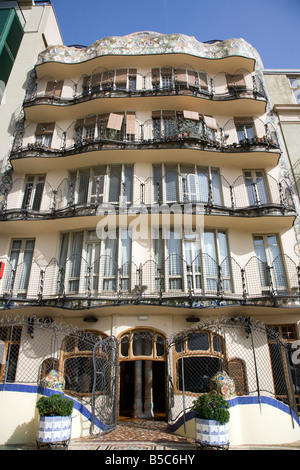 Die Heckansicht des Casa Batlló, Anton Gaudís modernistischen Apartment-Haus in Barcelona, wo die Bizarre Schornsteine vom Dach ragen Stockfoto