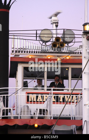 Der Kapitän auf das Mikrofon auf den Mark Twain Paddel Dampfer auf dem Mississippi River Hannibal Missouri Stockfoto