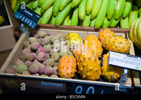 Bananen, Litschis und Kiwano Melonen zum Verkauf auf Markt in Seattle, Washington. Stockfoto