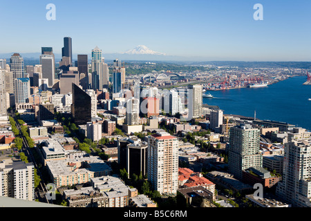 Luftaufnahme der Innenstadt von Seattle und Wasser von der Space Needle Stockfoto